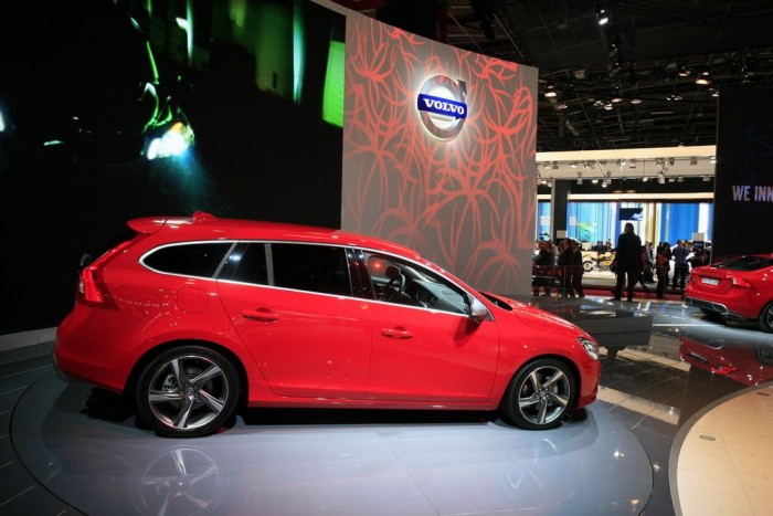 A 304 lóerős T6 benzines csak összkerékhajtással kapható, a 205 lóerős D5-höz rendelhető a négykerék-hajtás