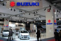 A Suzuki stand. Tavasszal Genfben még ott volt a hibrid Swift, most nem hozták el. A háromajtós új Swiften kívül gyakorlatilag nincs újdonságuk. Se elektromos autó, se V8