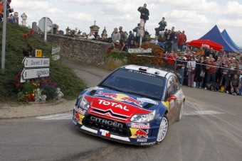 Loeb uralja a Francia-ralit