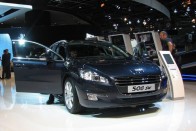 Peugeot 508, jövő márciustól kapható. Egyebek mellett Passatok, Mondeók, Insigniák, Mazda 6-ok és persze a műszakilag testvérnek számító C5 komoly ellenfele