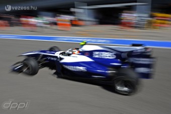 A Williams is fontolgatta a motorcserét