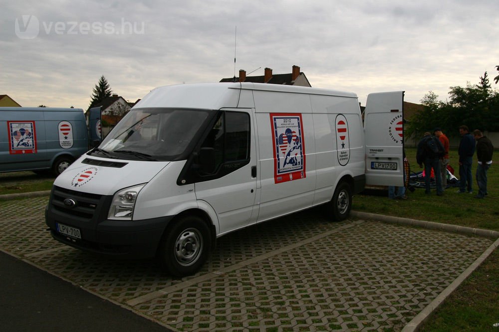 Egy Transitba bőven belefér az egész felszerelés