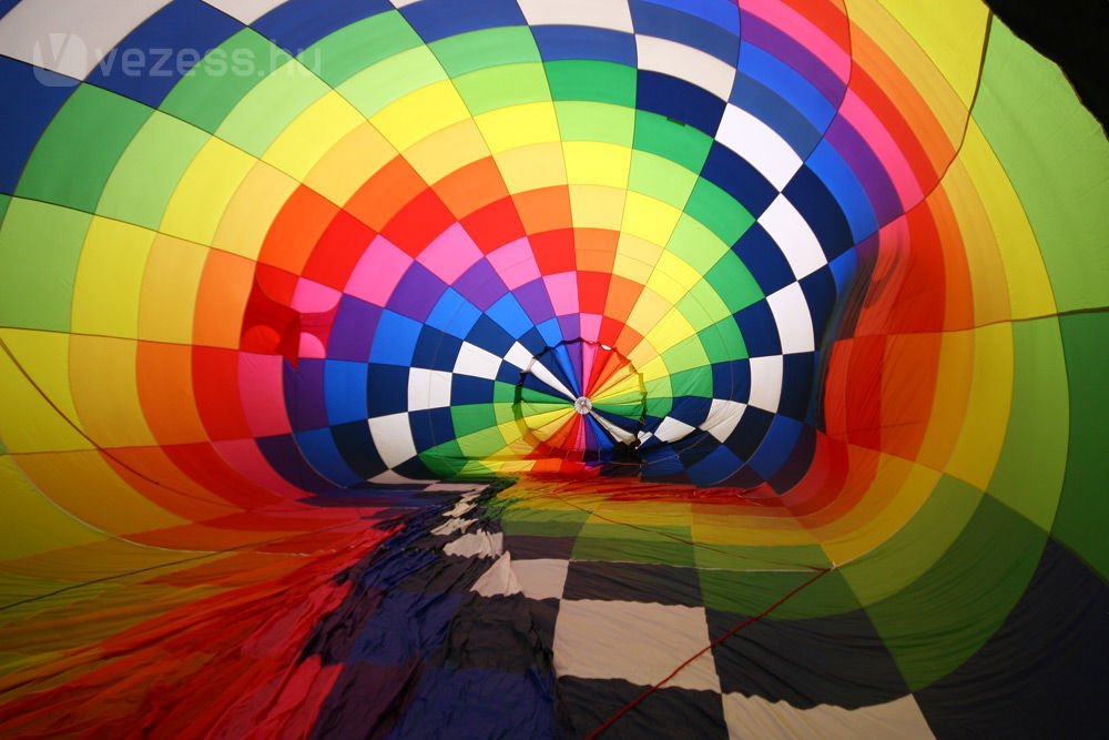 Szűk, szellős utastér, gázüzem, fülsüketítő motorhang és alig tíz km/órás tempó. Debrecenben, magasan a város felett, a XIX. hőlégballon világbajnokságon jártunk.