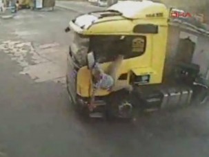 Kiesett a kamionból, túlélte!