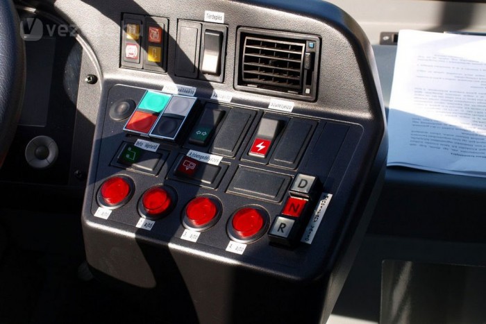 Környezetbarát óriásbusz a BKV-nál 6 A szellőző melletti billenőkapcsoló fölött a felirat: "Térdeplés". A leszállást megkönnyítendő, a busz leengedi a jobb oldalát a járda szintjéig.