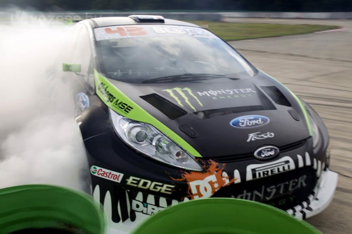 Versenyautók reklámozzák a Ford Fiestát