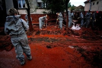 Tisztulnak a vörösiszapos utcák