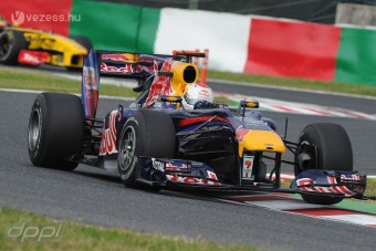 F1: Vettel az élen, Hamilton összetörte autóját