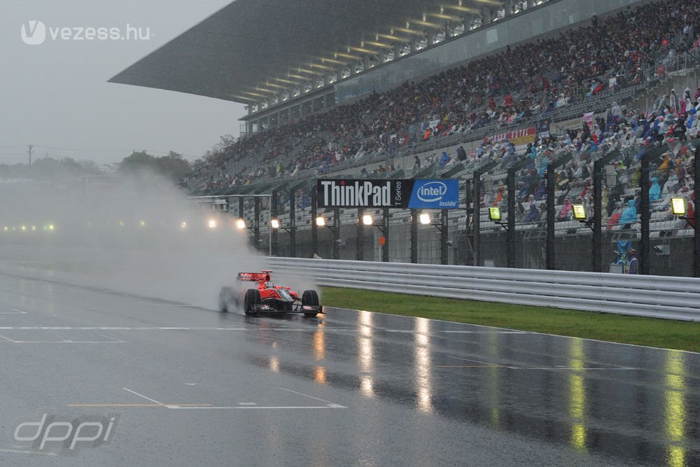 F1: Vettel az élen, Hamilton összetörte autóját 19