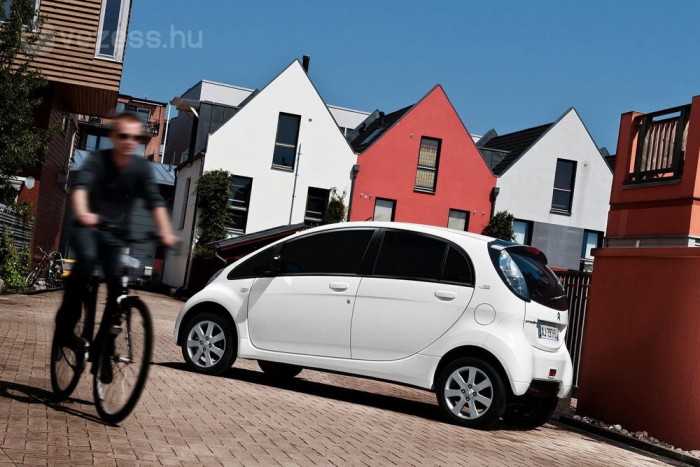 Mennyivel olcsóbb árammal autózni? 8 Már van ára a Citroën C-Zerónak, a 29 055 euróból áfával, regadóval bő tízmillió forint jön ki. Nagy előnye, hogy épp ott nem szennyez, ahol élünk