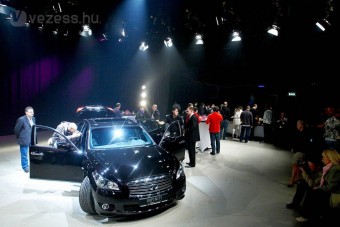 Hullámzó óceán és sivatagi dűne: Infiniti M