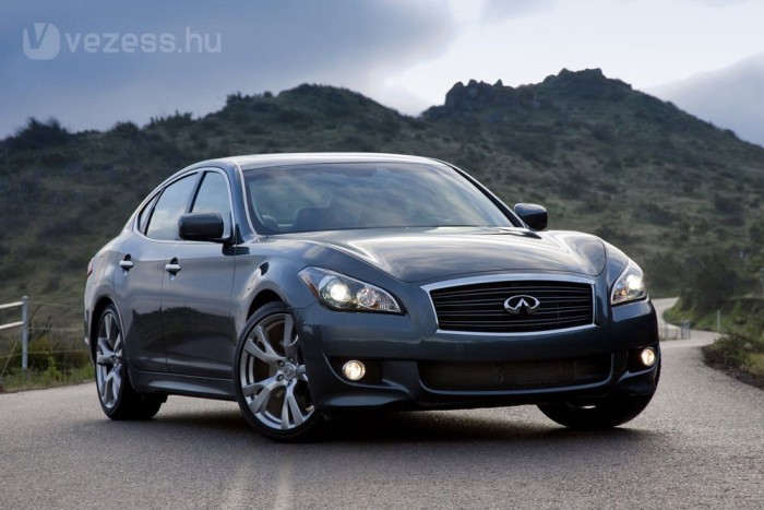 Hullámzó óceán és sivatagi dűne: Infiniti M 7