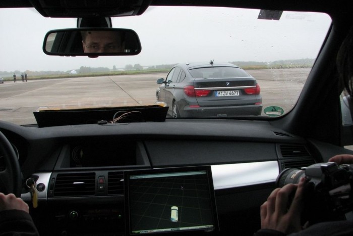 A jövő BMW-it vezettük 11 | Vezess Mi nem látjuk az iskolást, a BMW igen