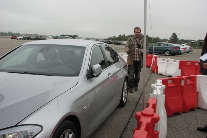 A jövő BMW-it vezettük 13 | Vezess A kolléga kivezeti a kocsit a garázsból