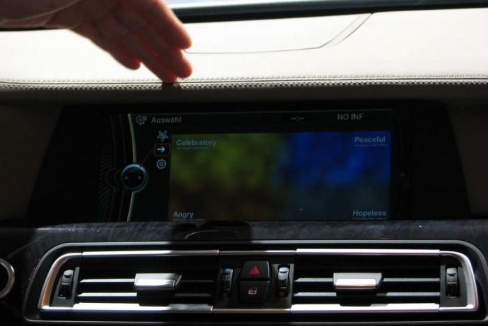 A jövő BMW-it vezettük 7 | Vezess Zeneválasztás hangulat alapján