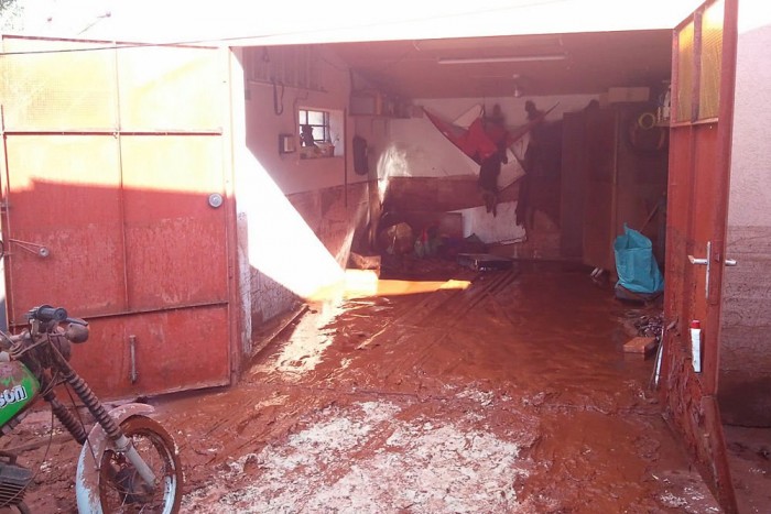 Képek a trutymóból 6 | Vezess Vörösre mázolt garázs