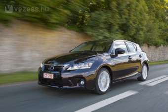 Kerestük a nőt az új hibrid Lexusban