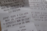 A szélvédő mögött van a kalaptartó is, ugye?