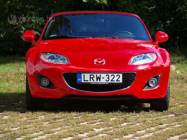 Rajtam kívül már a szerkesztőség minden tagja próbálta a Mazda MX-5-öst. Így most én vagyok a soros, hogy megírjam róla a szokásos ömlengést. Mást nem lehet.