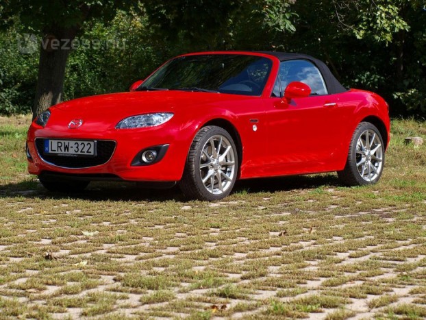 Az MX-5 nagyon kicsi. Alig hosszabb négy méternél és csak 124 cm magas, vagy alacsony.