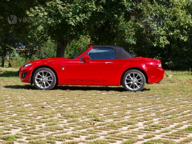 Felhúzott tetővel is harmonikus a formája