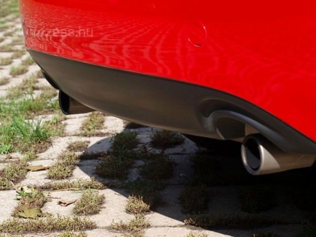 Kétoldalt érkeznek a gázok. És a kellemesen borzongató hang.