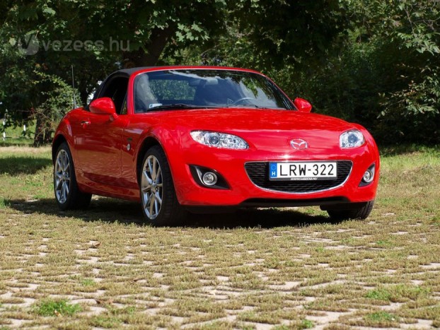 Folyton vigyorog, akárcsak a sofőrje