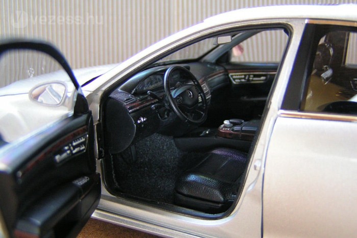 Sajnos a valódi bőr pórusai nem 1:18-asok, de...