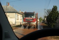 Folyamatosan mossák az utat, de nem lesz tisztább tőle, csak kevésbé száll a fojtó por