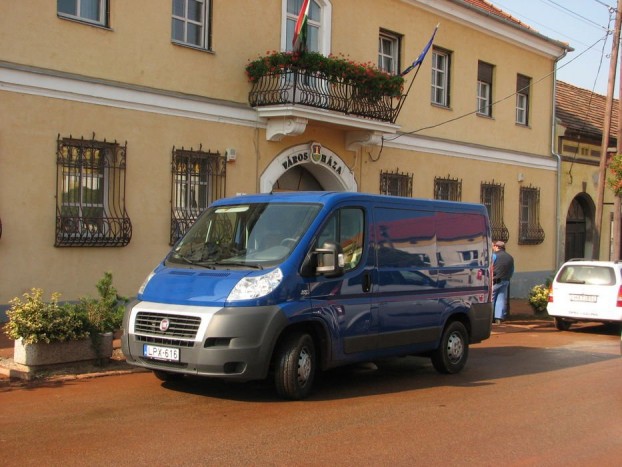 Ducatónk a máskülönben csinos önkormányzati székhely előtt