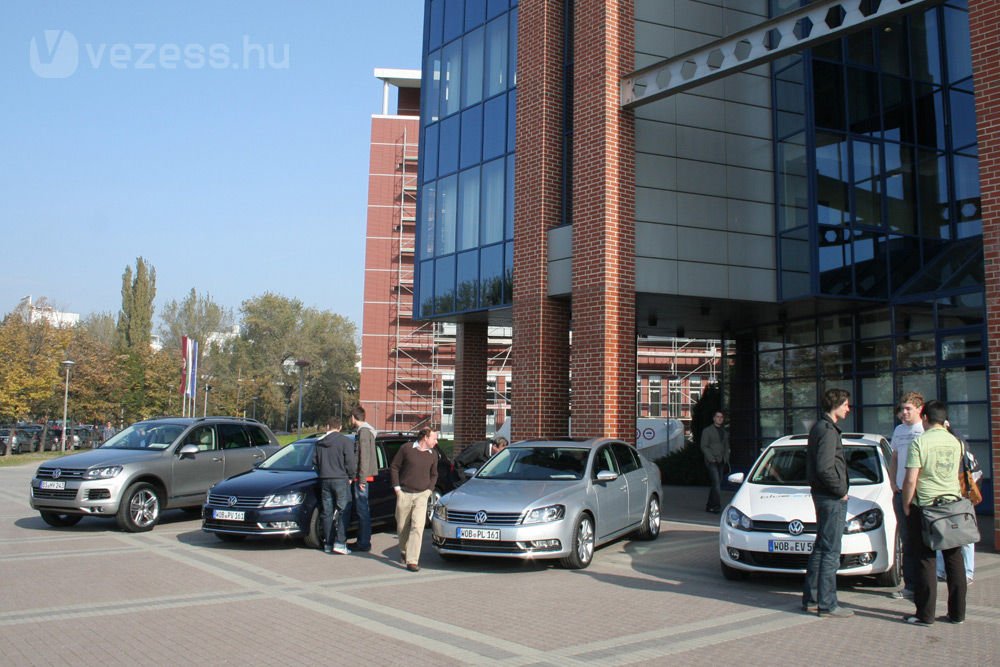 Balra a Volkswagen, jobbra az Audi autói álltak a műegyetem épülete előtt