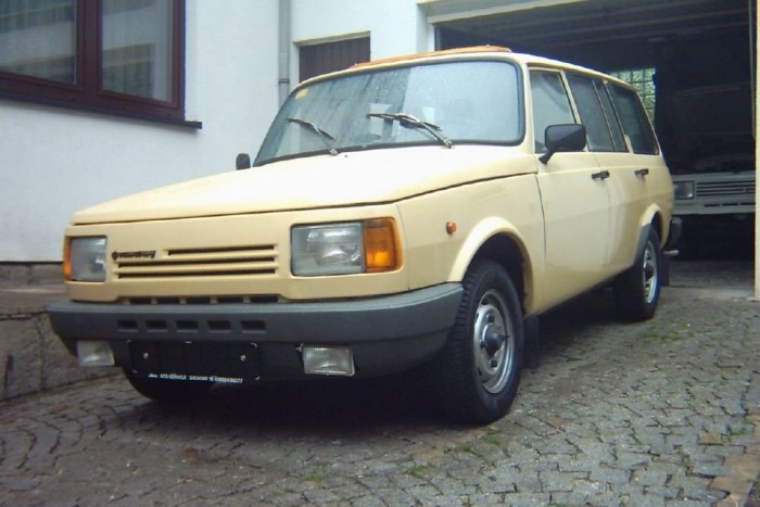 A várakozási idő a rendelt autó típusától függött. A Wartburgba viszonylag hamar be lehetett ülni.