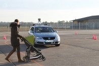 Itt a jövő taxija, vezető nincs benne 2