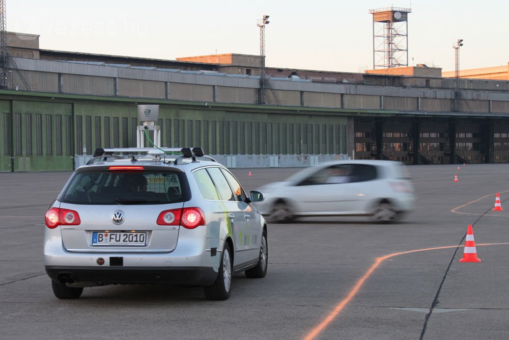 Itt a jövő taxija, vezető nincs benne 4