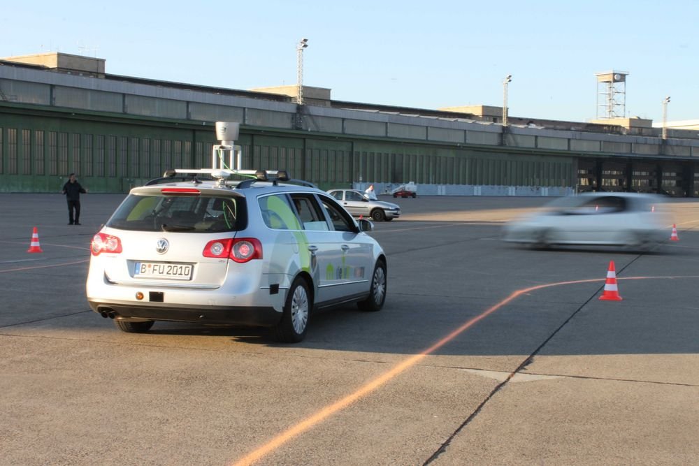 Itt a jövő taxija, vezető nincs benne 6