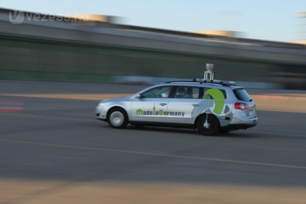 Itt a jövő taxija, vezető nincs benne 8