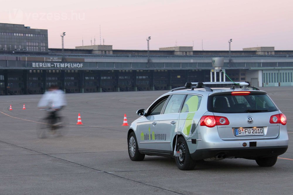 Itt a jövő taxija, vezető nincs benne 10