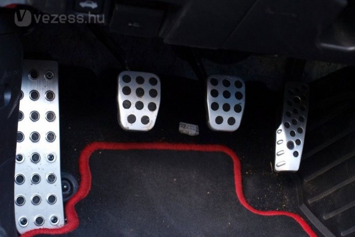 Kerékpárszállító kerestetik! 2 Lejtőn el kell felejteni a gázt és a féket. Lassításra ott a motorfék, ami jót tesz a fogyasztásnak is