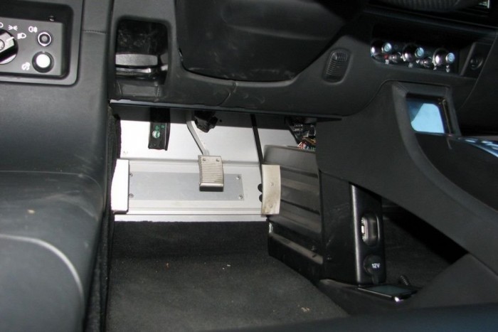 Játékszernek tűnnek a vékony pedálok, pedig nagy erőket vezérelnek