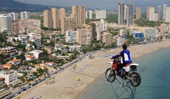 Motorral drótkötélen, 150 m magasan - videó