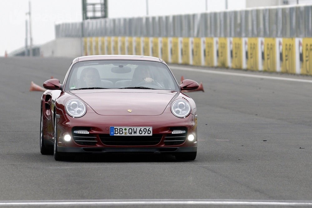 3,4 s alatt gyorsul százra az 500 lóerős 911 Turbo, 3,3 az 530 lóerős Turbo S gyári adata. Igazából elég 3,1 mp is