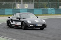 Bestiális ereje dacára tökéletesen irányítható a 911 Turbo S