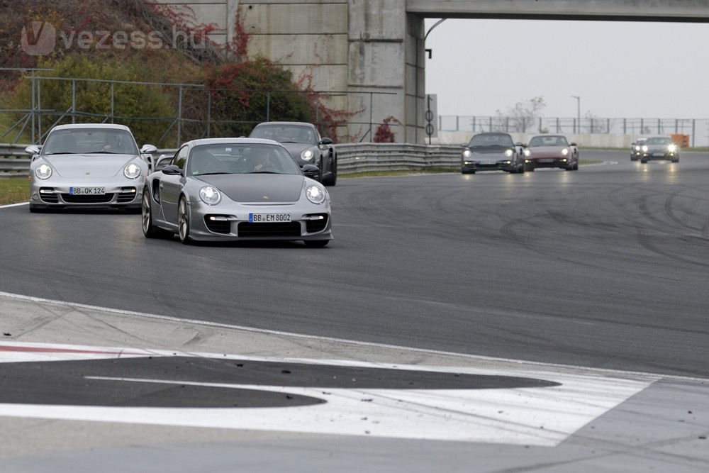 Versenypályán, hosszú utakra és városban is tökéletes a 911 Turbo S. Ezt így együtt még az Audi R8 sem tudja