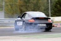 Már nem gonosz büntetőgép, de továbbra is csodálatosakat farol a turbós Porsche 911. A világ legsokoldalúbb és egyik legjobb sportautóját a Hungaroringen vezettük