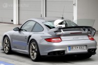 A GT2 RS hátsókerék-hajtású. Vizes úton egy profi is megizzad a 620 lóerővel