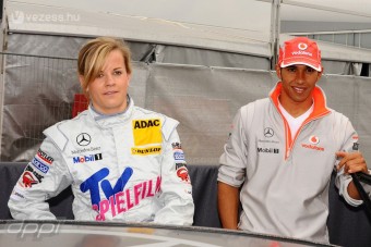 F1-es tesztre hajt a női pilóta