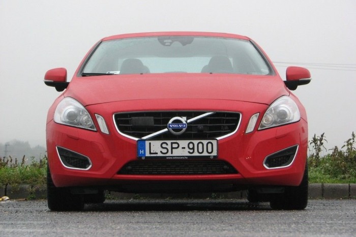 Autom. fékezés aktiválva volt 6 | Vezess Lapos, fenyegető, kifejezetten sportautós a biztonságosnak hirdetett autó orra