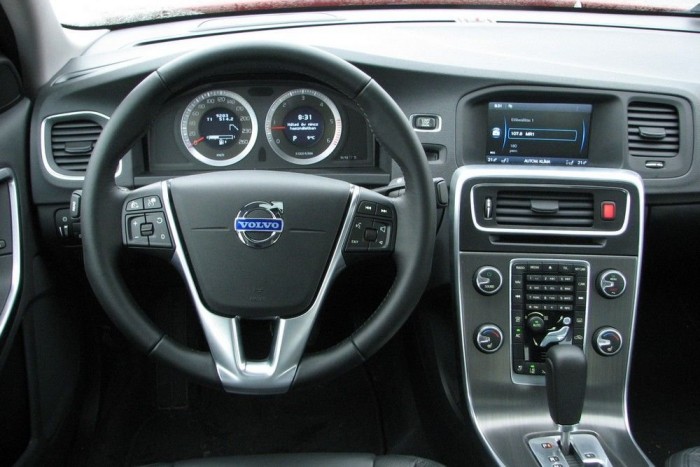 Autom. fékezés aktiválva volt 9 | Vezess Tiszta és átlátható, de uncsi a vezetői környezet