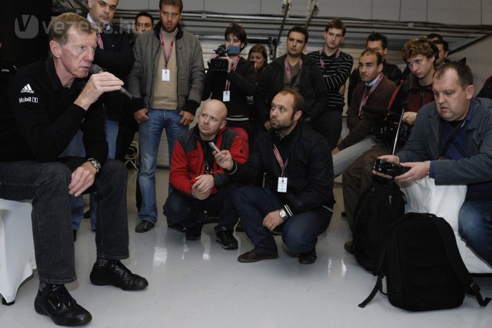 8,5 millió kilométert vezetett. Szerinte azért nem érte baleset, mert próbál tíz autóval előrébb figyelni és a vezetésre koncentrál