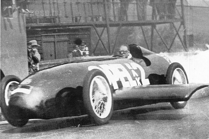 Fritz von Opel is aktívan kivette a részét a tesztelésből; a RAK-2 kormánya mögött az ő haja és arca lobog